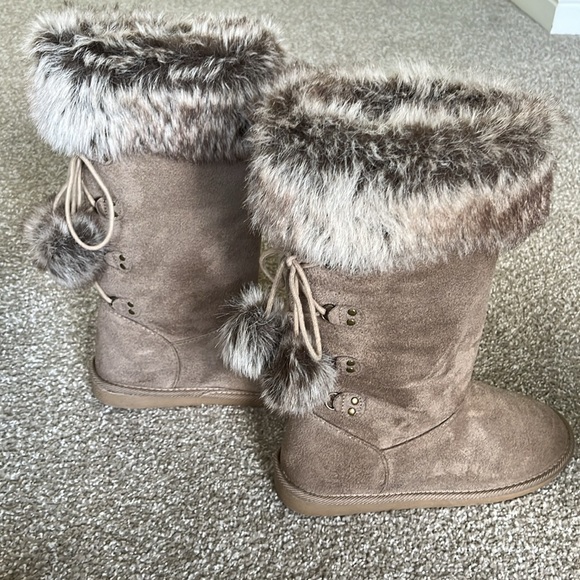 Casual Winter boots size 8 faux suede outer faux fur lining & lace up w Pom Pom - Picture 11 of 16